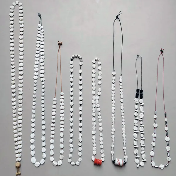 Pièces uniques-perles en porcelaine ou grès patiemment façonnées à la main